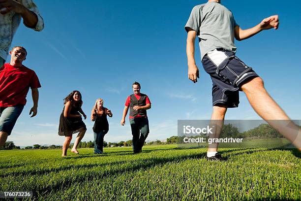 Adolescentes Caminando En Un Campo Foto de stock y más banco de imágenes de Adolescente - Adolescente, Aire libre, Alegre