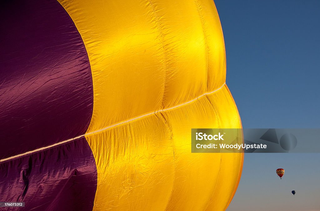 Gonfiare il palloncino con 2 - Foto stock royalty-free di A mezz'aria