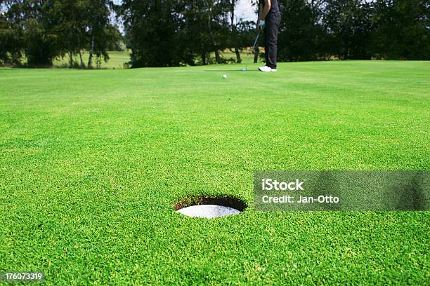 Golfista Wprowadzenie Na Zielony - zdjęcia stockowe i więcej obrazów Bliskie zbliżenie - Bliskie zbliżenie, Celować, Cień