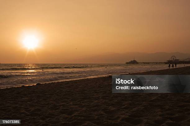 Zachód Słońca W Santa Monica W Kalifornii - zdjęcia stockowe i więcej obrazów Bez ludzi - Bez ludzi, Fala - Woda, Fotografika