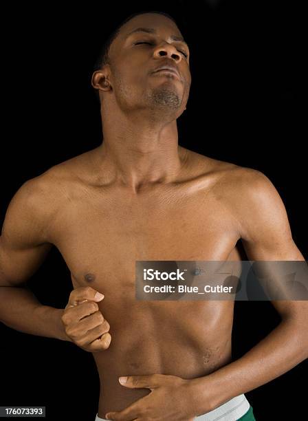 Atrakcyjny African American Mężczyzn Stwarzające W Bielizna - zdjęcia stockowe i więcej obrazów 16-17 lat