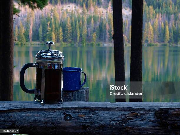 Campo De Café - Fotografias de stock e mais imagens de Cafeteira de Êmbolo - Cafeteira de Êmbolo, Acampar, Café - Bebida