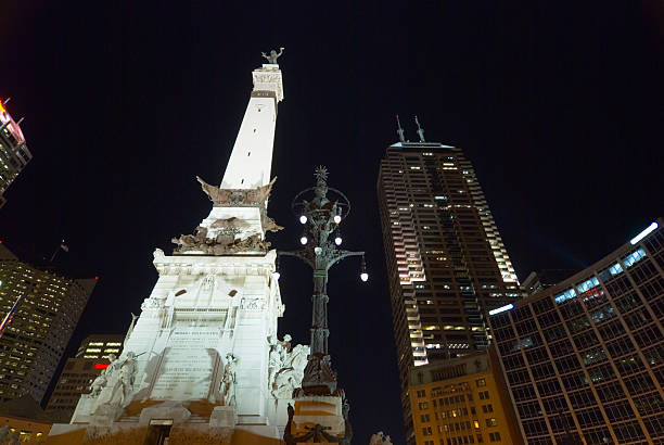 достопримечательности в центре индианаполиса ночь - soldiers and sailors memorial arch стоковые фото и изображения