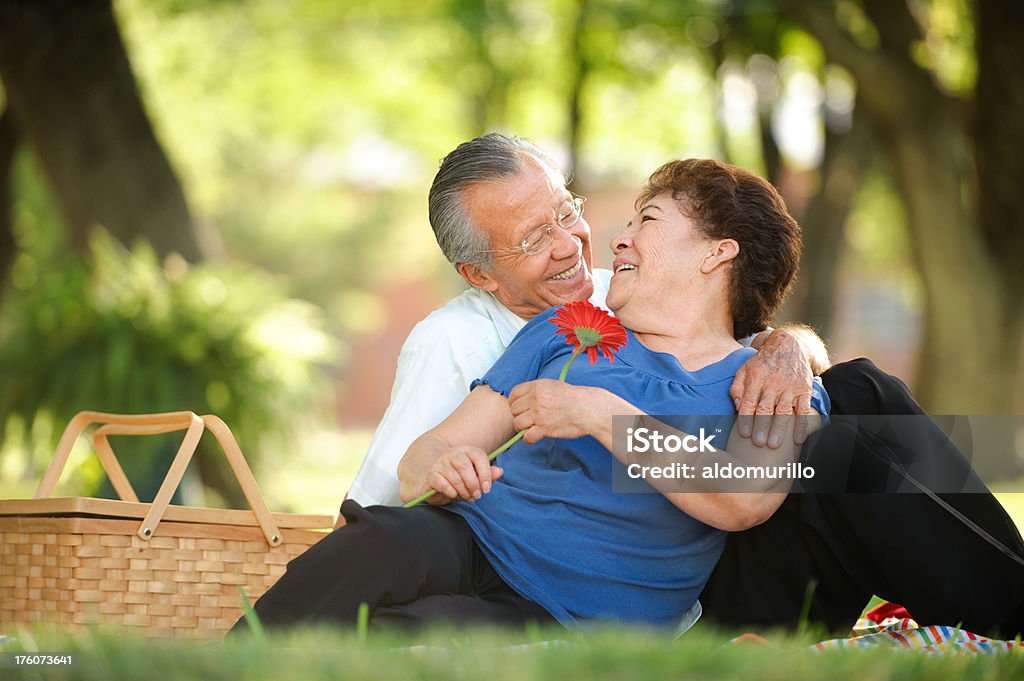 Senior pareja mirando el uno al otro - Foto de stock de 70-79 años libre de derechos