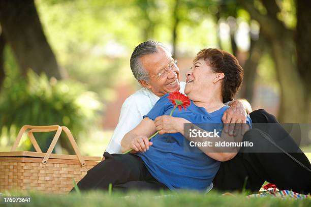 Senior Pareja Mirando El Uno Al Otro Foto de stock y más banco de imágenes de 70-79 años - 70-79 años, Acostado, Adulto