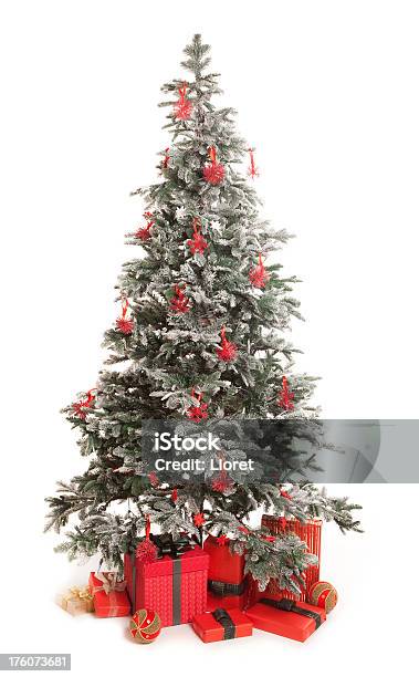Foto de Isolado Árvore De Natal Com Presentes e mais fotos de stock de Bola de Árvore de Natal - Bola de Árvore de Natal, Caixa de presentes, Colorido