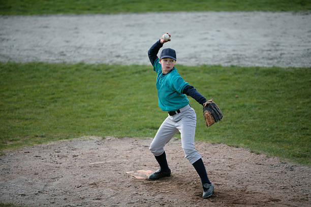 mädchen böden baseball im spiel - baseball diamond fotos stock-fotos und bilder