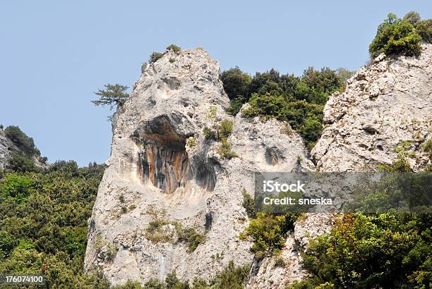 Grotta - Fotografie stock e altre immagini di Ambientazione esterna - Ambientazione esterna, Blu, Burrone