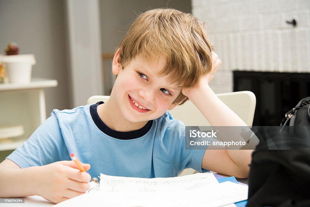 Garçon enfant faisant le travail à domicile cuisine style de l'éducation scolaire - Photo de Apprentissage libre de droits