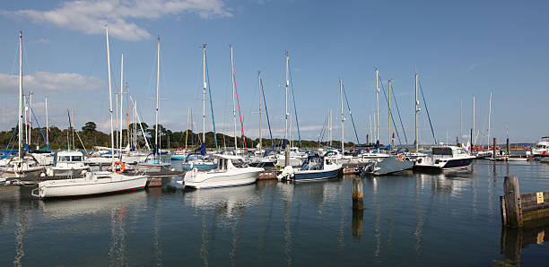 lymington 江港 - lymington ストックフォトと画像