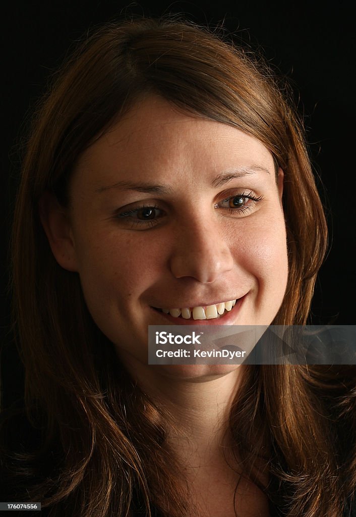 Ritratto di un bellissima Brunette su sfondo nero - Foto stock royalty-free di Donne giovani