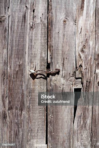 Porta De Madeira Antiga - Fotografias de stock e mais imagens de Antigo - Antigo, Caraterística Arquitetural, Corrente