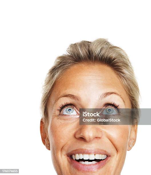Closeup Di Un Adulto Di Mezza Età Donna Guardando Verso Lalto - Fotografie stock e altre immagini di 30-34 anni