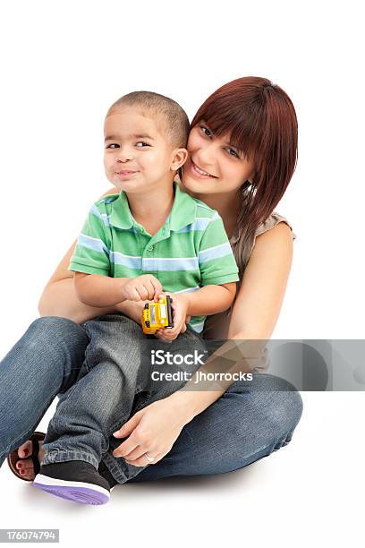 Mãe E Filho Em Branco - Fotografias de stock e mais imagens de Bebé - Bebé, Filho, Fundo Branco