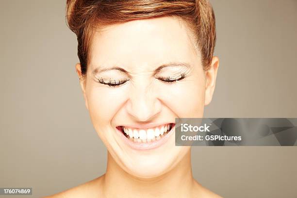 웃는 여자 아이즈 문닫음 20-29세에 대한 스톡 사진 및 기타 이미지 - 20-29세, 30-39세, 감정