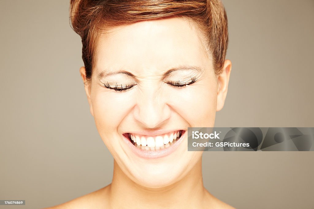 Kobieta uśmiechając się z zamkniętymi oczami - Zbiór zdjęć royalty-free (20-29 lat)