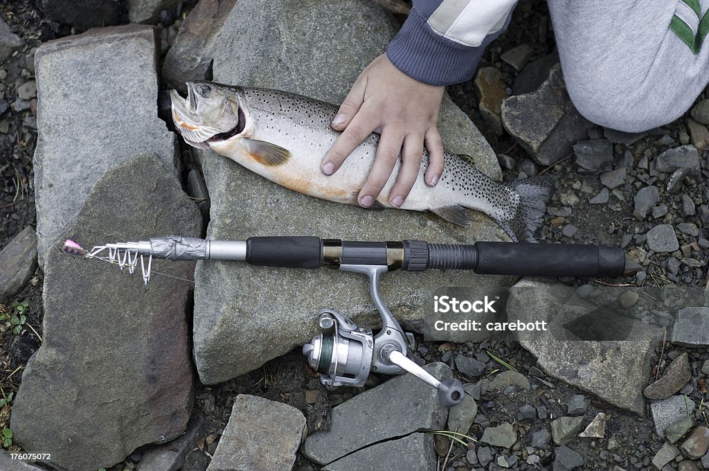 Ragazzo con Canna da pesca e pesce. - Foto stock royalty-free di Alberta