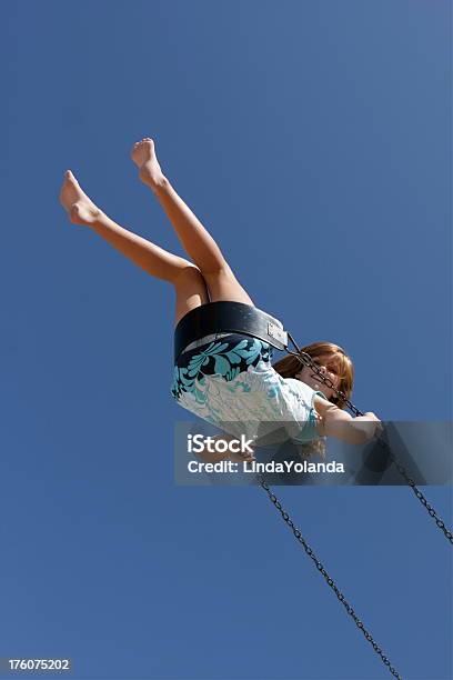 Foto de Criança Em Balanço e mais fotos de stock de Balanço - Equipamento de Playground - Balanço - Equipamento de Playground, Criança, Andar de balanço