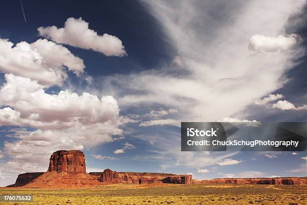 Foto de Monument Valley Butte Paisagem Do Deserto e mais fotos de stock de Afloramento - Afloramento, Arizona, Atividade Recreativa