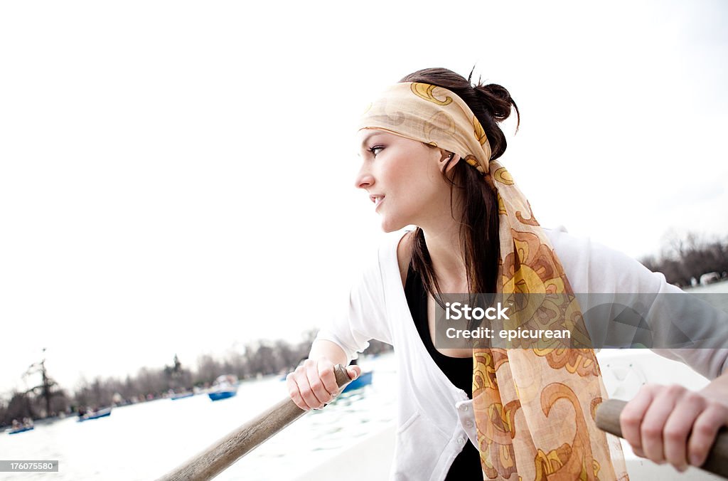 Jeune femme seule dans un bateau à rames - Photo de Activité libre de droits