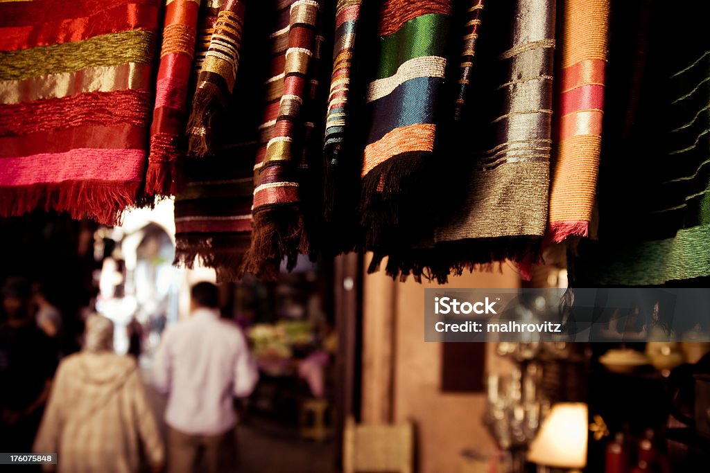 Tekstylia na konkurencyjnym rynku w Marrakeszu - Zbiór zdjęć royalty-free (Suk)