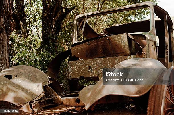 Arrugginito Veicolo Reliquia - Fotografie stock e altre immagini di Abbandonato - Abbandonato, Albero, Antico - Condizione