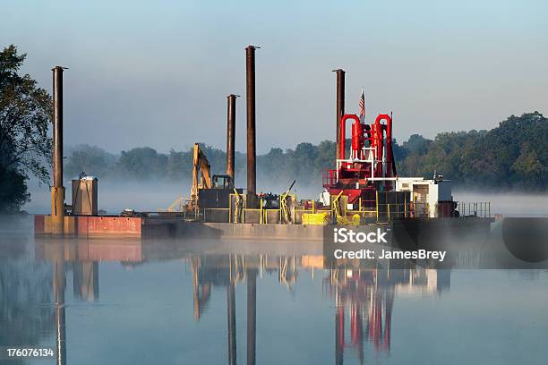 River Dredging Lastkahn Spiegelt Sich In Wasser Misty Fogy Dawn Stockfoto und mehr Bilder von Mississippi - Fluss