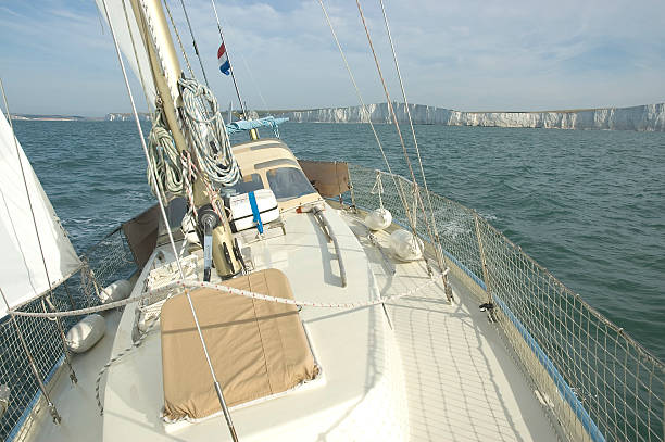 barco à vela perto de giz cliffs de sudeste da inglaterra - southeast england imagens e fotografias de stock