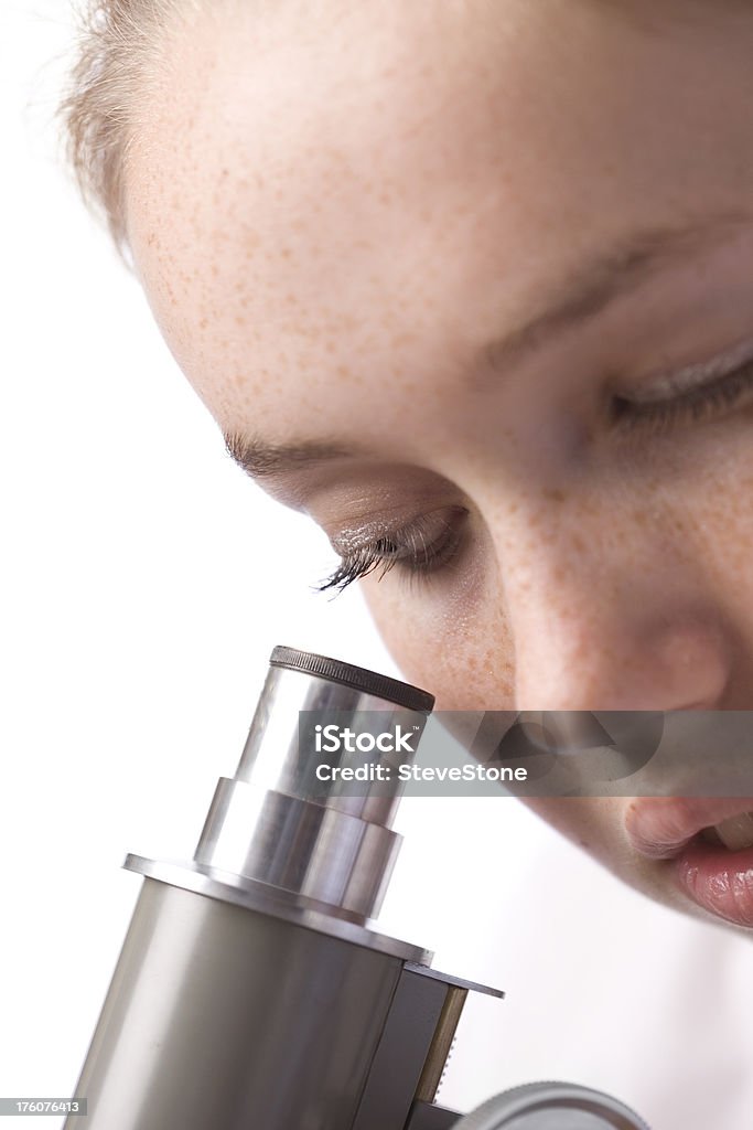 Girl's eye и микроскоп eyepiece - Стоковые фото Белый роялти-фри