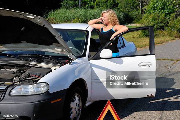 Mulher Em Viagem De Carros Auto Club De Chamadas - Fotografias de stock e mais imagens de 20-24 Anos - 20-24 Anos, 20-29 Anos, A usar um telefone