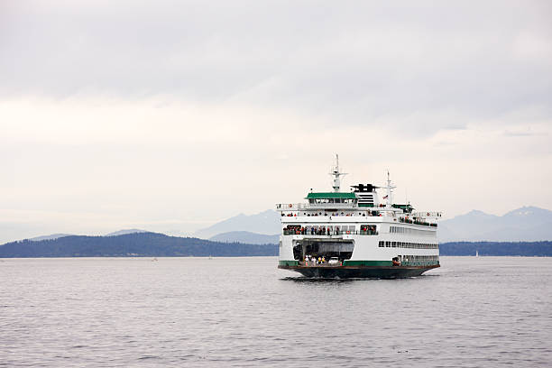 ワシントン州車をフェリーピュージェット湾 - kitsap ストックフォトと画像