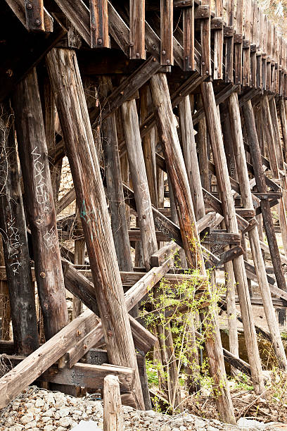 Postagens em madeira segurando ponte da ferrovia - foto de acervo