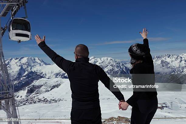 Photo libre de droit de Couple Dans Une Posture Romantique banque d'images et plus d'images libres de droit de Activité - Activité, Adulte, Alpe-d'Huez