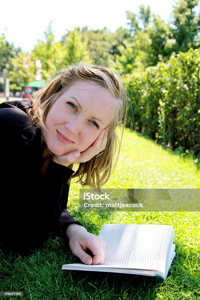 Lecture sur l'herbe - Photo de Adulte libre de droits