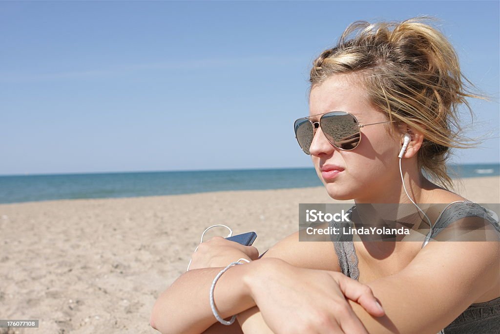 Teenager hören Musik am Strand - Lizenzfrei 14-15 Jahre Stock-Foto