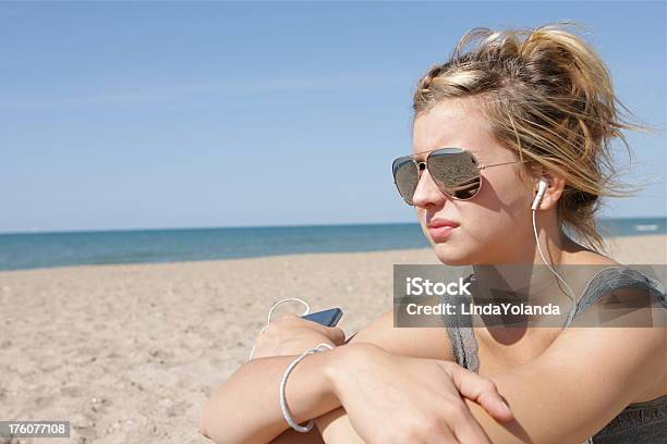 Teenager Hören Musik Am Strand Stockfoto und mehr Bilder von 14-15 Jahre - 14-15 Jahre, Abgeschiedenheit, Blondes Haar