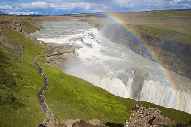 cachoeira gullfoss com arco-íris - gullfoss falls - fotografias e filmes do acervo