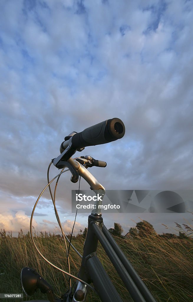 Punho de bicicleta contra o céu à noite início - Royalty-free Ao Ar Livre Foto de stock