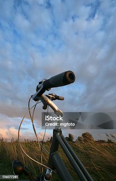 Punho De Bicicleta Contra O Céu À Noite Início - Fotografias de stock e mais imagens de Ao Ar Livre - Ao Ar Livre, Armação de Bicicleta, Bicicleta