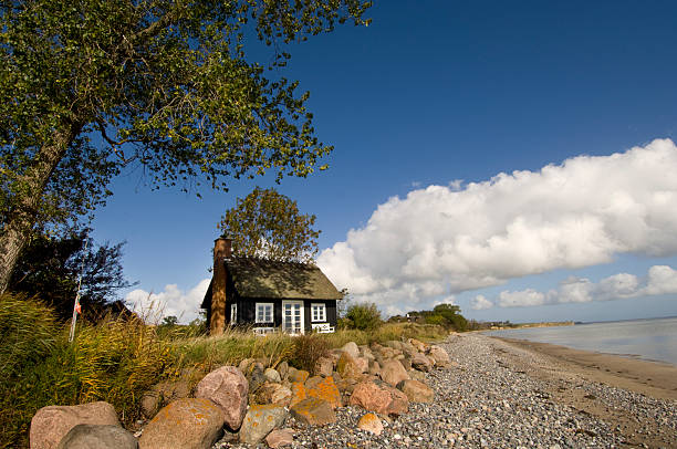 scandinave traditionnelle maison au bord de la plage. - denmark beach beach house house photos et images de collection