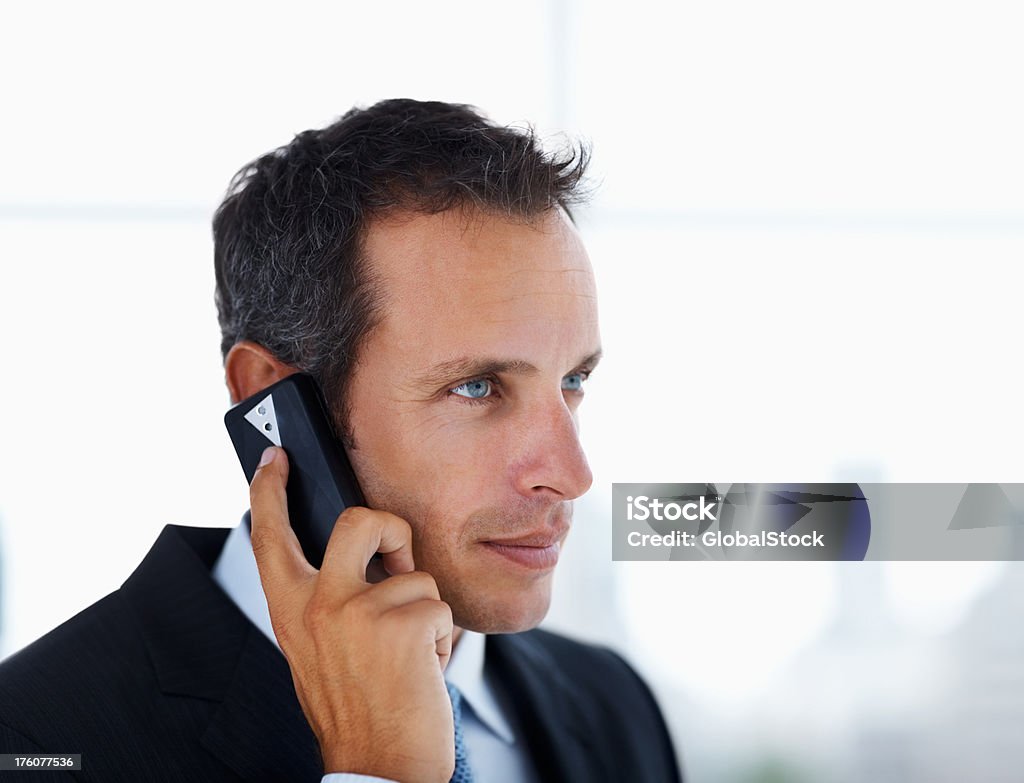 ビジネスマンが携帯電話で話している - 1人のロイヤリティフリーストックフォト