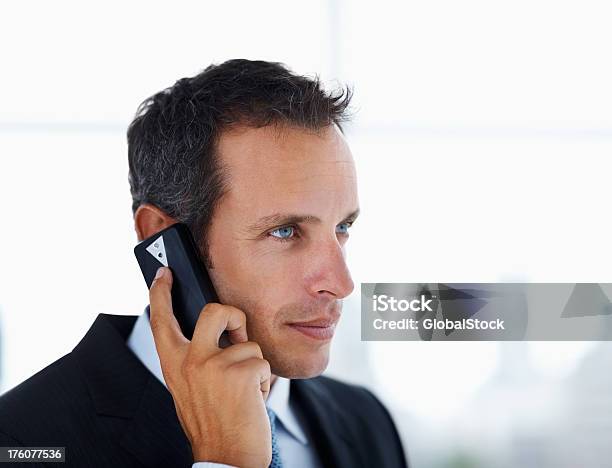 ビジネスマンが携帯電話で話している - 1人のストックフォトや画像を多数ご用意 - 1人, 30-34歳, 30代