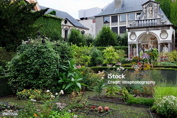 Giardino Pubblico Ad Anversa Belgio - Fotografie stock e altre immagini di Città di Anversa - Belgio - Città di Anversa - Belgio, Colore verde, Aiuola