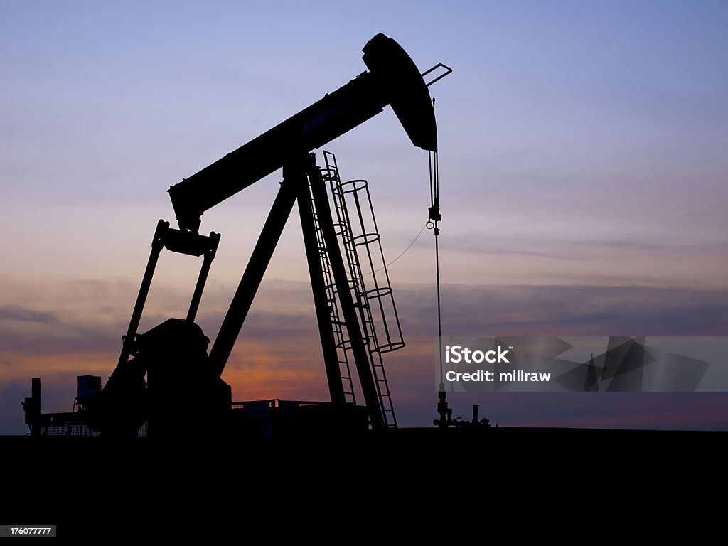 Silhouette trasparente Pumpjack su - Foto stock royalty-free di Alberta