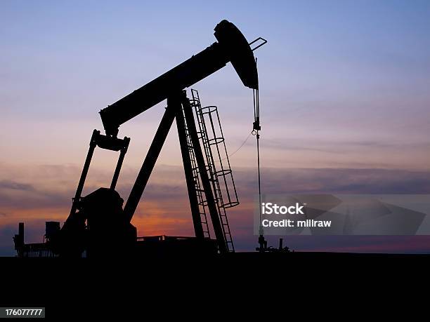 Silhouette Trasparente Pumpjack Su - Fotografie stock e altre immagini di Alberta - Alberta, Ambientazione esterna, Blu