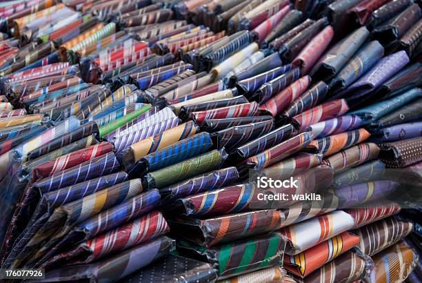 Muitos Neckties Em Loja De Fundo - Fotografias de stock e mais imagens de Adulto - Adulto, Colarinho, Colorido