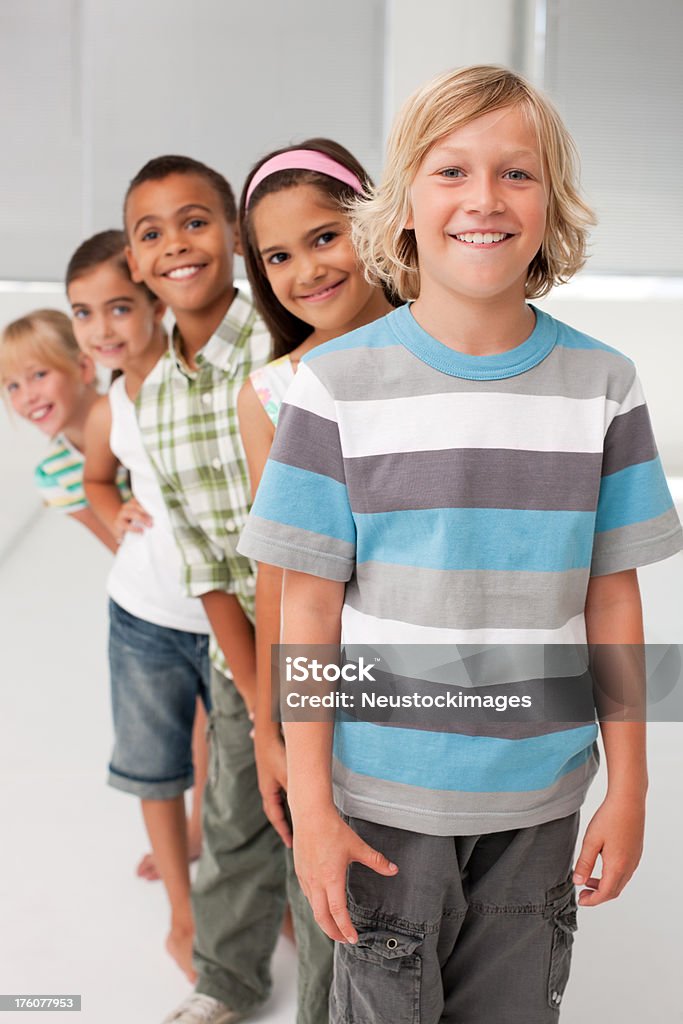 Portrait of school niños de pie en una línea - Foto de stock de 8-9 años libre de derechos