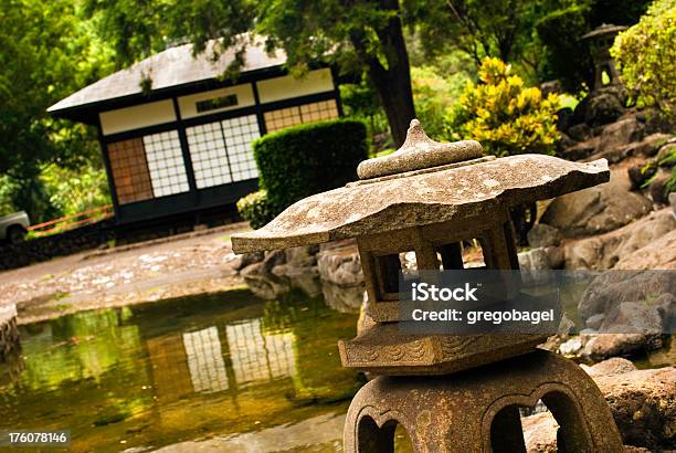 Foto de Lanterna Em Um Jardim Japonês e mais fotos de stock de Cultura Japonesa - Cultura Japonesa, Japão, Pequeno lago