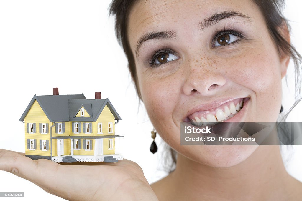 Rapariga engraçada sonhos sobre a casa de sonho - Royalty-free Adulto Foto de stock