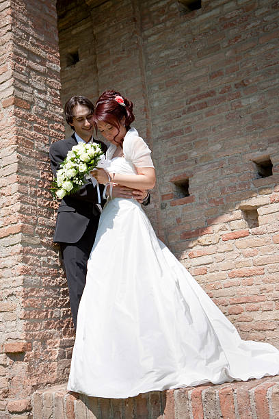 невеста и жених - wedding just married tuscany newlywed стоковые фото и изображения